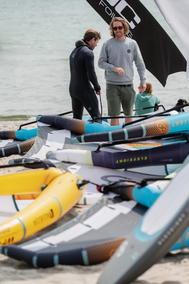 Wings und Boards am Strand, Rider bereiten sich vor